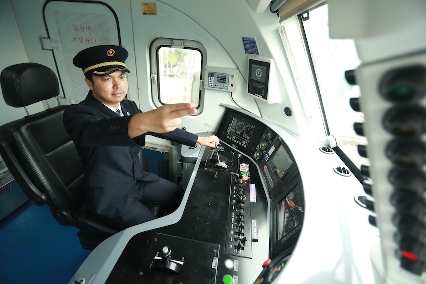 發(fā)車前，仲俊斕確認(rèn)儀表、指示燈狀態(tài)正常。成都機(jī)務(wù)段供圖