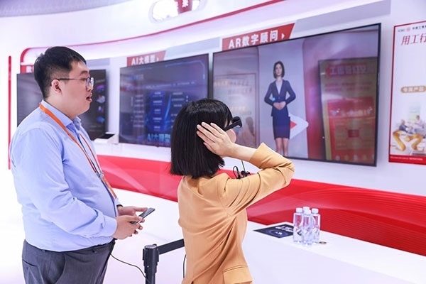 在工商銀行展臺，數(shù)字員工“工曉伴”與觀展游客互動(dòng)。受訪者供圖