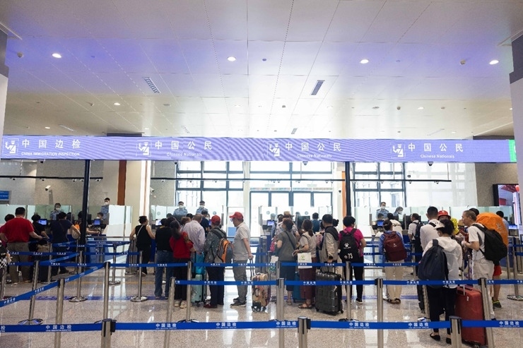 乘坐中老鐵路國際旅客列車的旅客在磨憨邊檢大廳排隊候檢。黃遠飛 攝