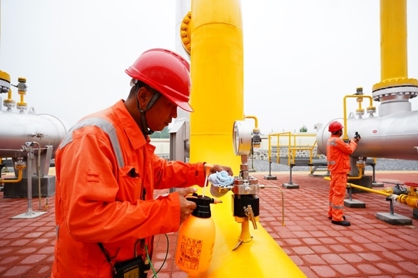 西氣東輸湖廣輸氣分公司員工在投產現場進行天然氣驗漏檢測。唐瑋峰攝