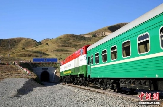 2016年8月24日，塔吉克斯坦“瓦赫達(dá)特-亞灣”鐵路通車。這是絲綢之路經(jīng)濟(jì)帶框架下首個開工并建成的鐵路項(xiàng)目，具標(biāo)志性意義。圖為火車進(jìn)入由中鐵十九局集團(tuán)有限公司承建的隧道。文龍杰 攝