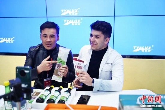 2023年3月，甘肅省慶陽市環(huán)縣電商創(chuàng)業(yè)孵化基地內(nèi)，來自蘭州文理學(xué)院的塔吉克斯坦留學(xué)生正在協(xié)助主播直播帶貨當(dāng)?shù)剞r(nóng)特產(chǎn)品。李亞龍 攝