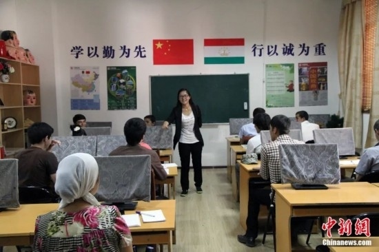 2014年，塔吉克斯坦國立民族大學(xué)的孔子學(xué)院內(nèi)，教師正在為塔吉克斯坦學(xué)生授課。田冰 攝