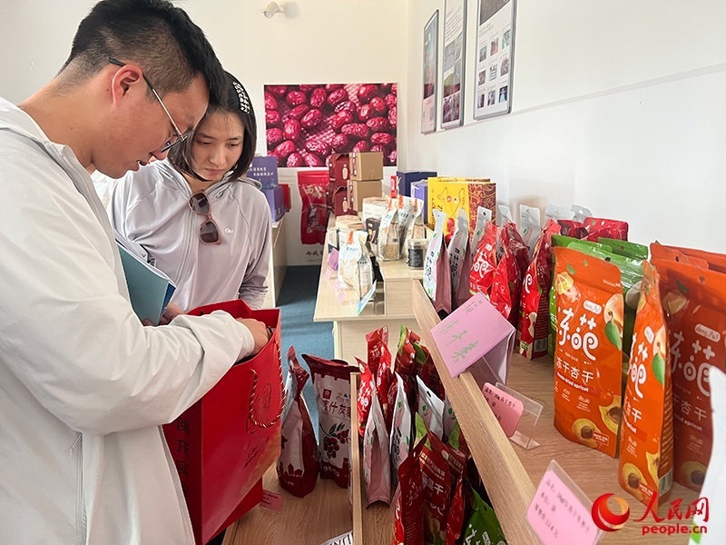 消費(fèi)者在選購(gòu)產(chǎn)品。人民網(wǎng)記者 常雪梅攝