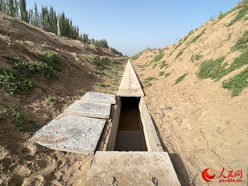 打開(kāi)蓋板，可見(jiàn)水在寬一米、深一米的渠道內(nèi)暢通流過(guò)。人民網(wǎng)記者 常雪梅攝
