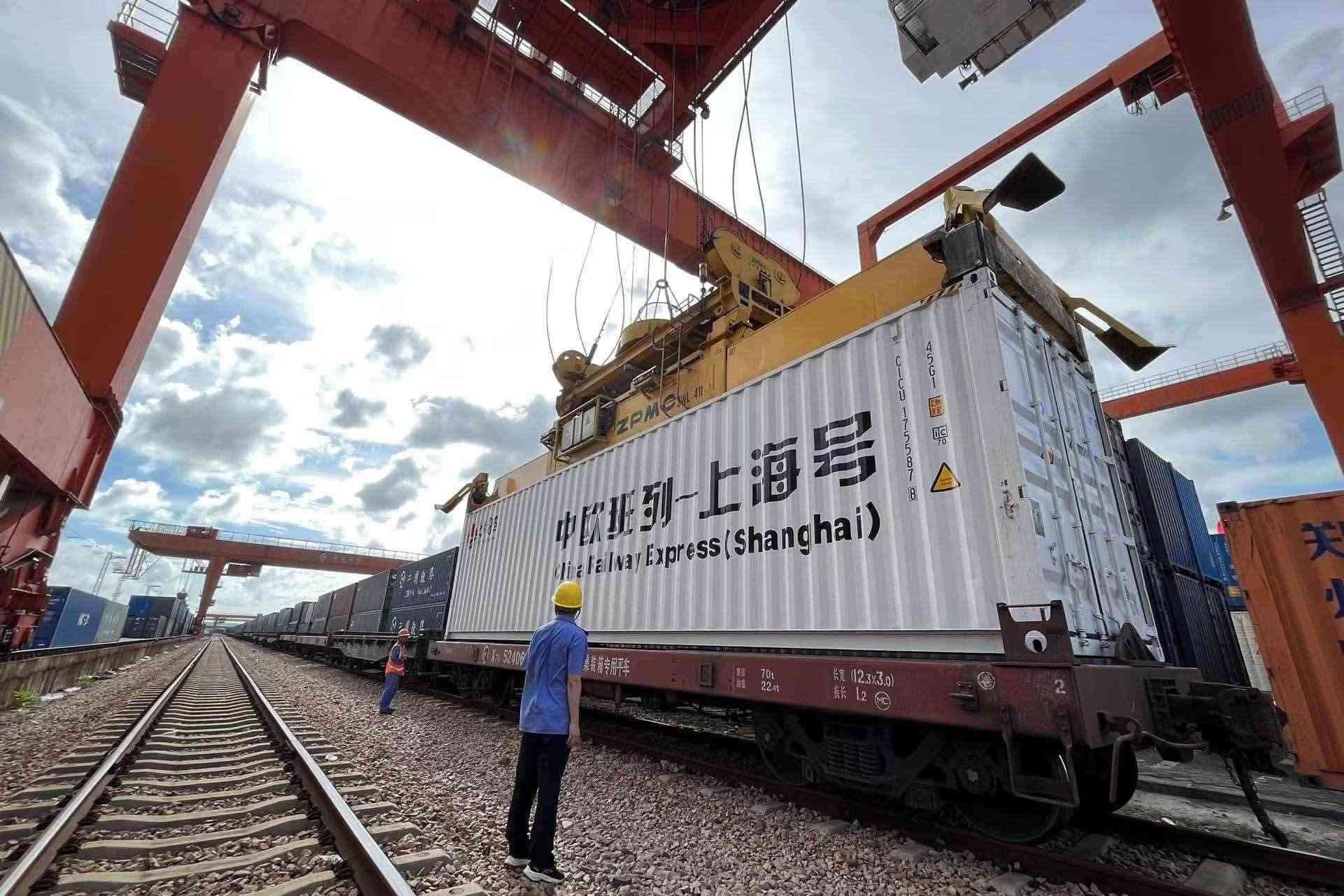 鐵路上海貨運(yùn)中心閔行站貨場內(nèi)，吊機(jī)在貨運(yùn)員的監(jiān)裝下進(jìn)行裝車落箱作業(yè)。人民網(wǎng) 皇甫萬里攝