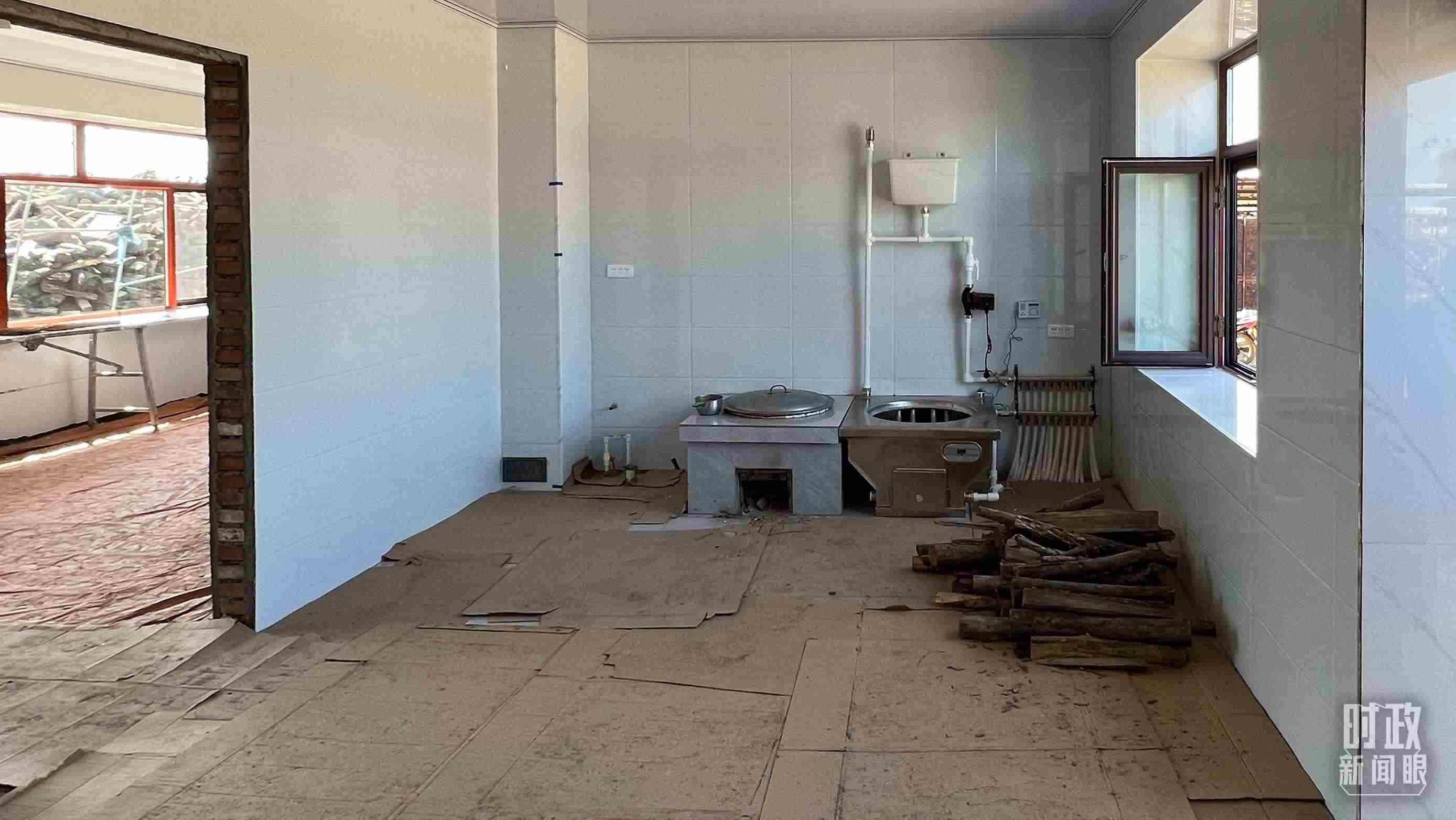 △龍王廟村內(nèi)，受災(zāi)房屋內(nèi)部正在進(jìn)行翻修。（總臺央視記者邢彬拍攝）