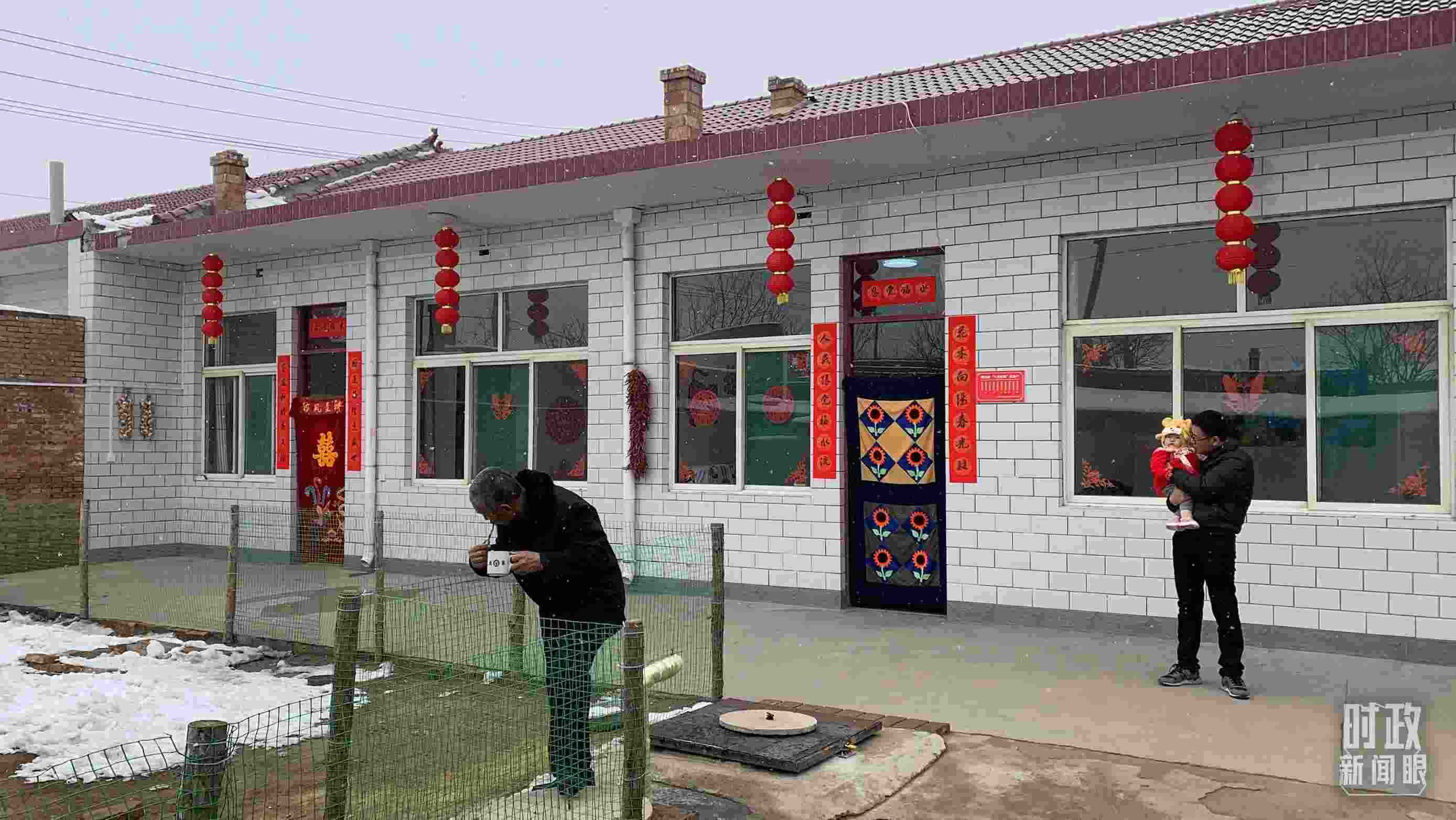 △ 當(dāng)年春節(jié)來臨之前，馮南垣村受災(zāi)村民全部搬進(jìn)了新家。（總臺央視記者段德文拍攝）