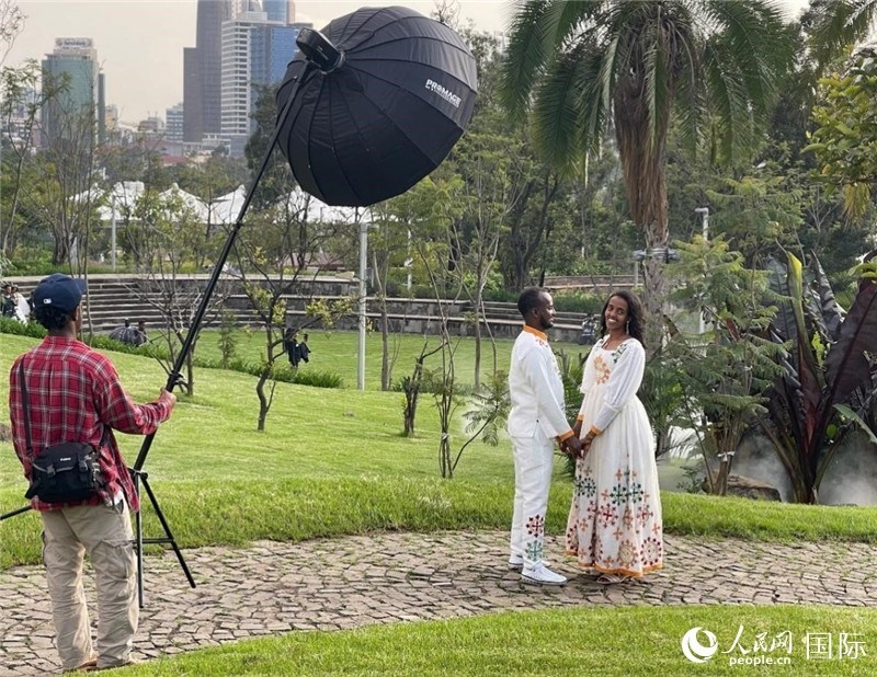 一對(duì)新人在友誼廣場(chǎng)拍照。人民網(wǎng)記者 趙艷紅攝