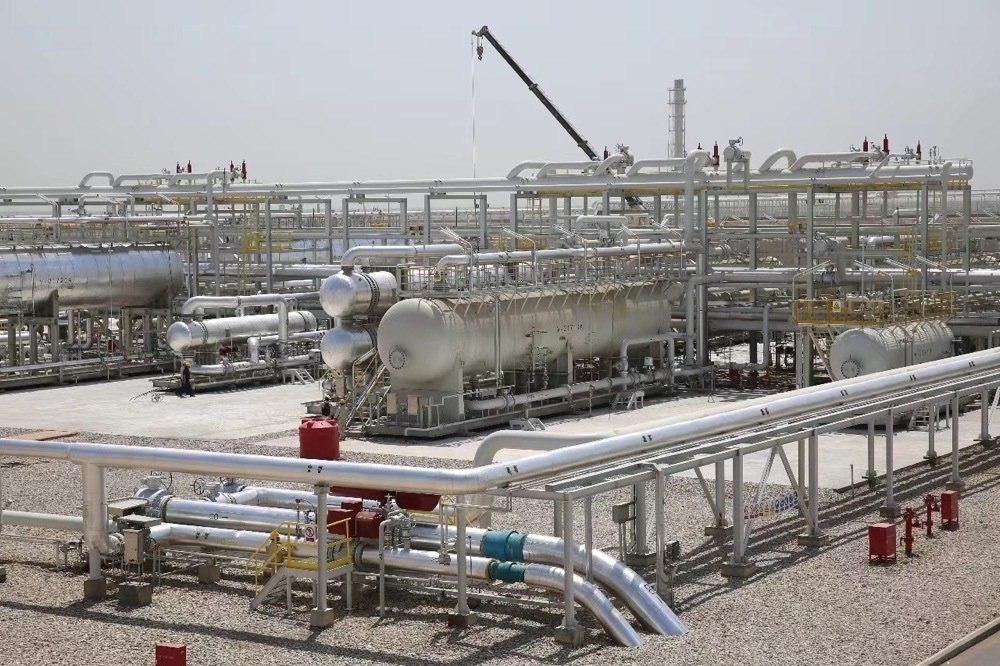 圖為位于伊拉克米桑省阿瑪拉市，由中國石油、道達(dá)爾、馬來西亞石油合資建設(shè)的哈法亞油田油氣處理站。中國石油哈法亞公司/供圖