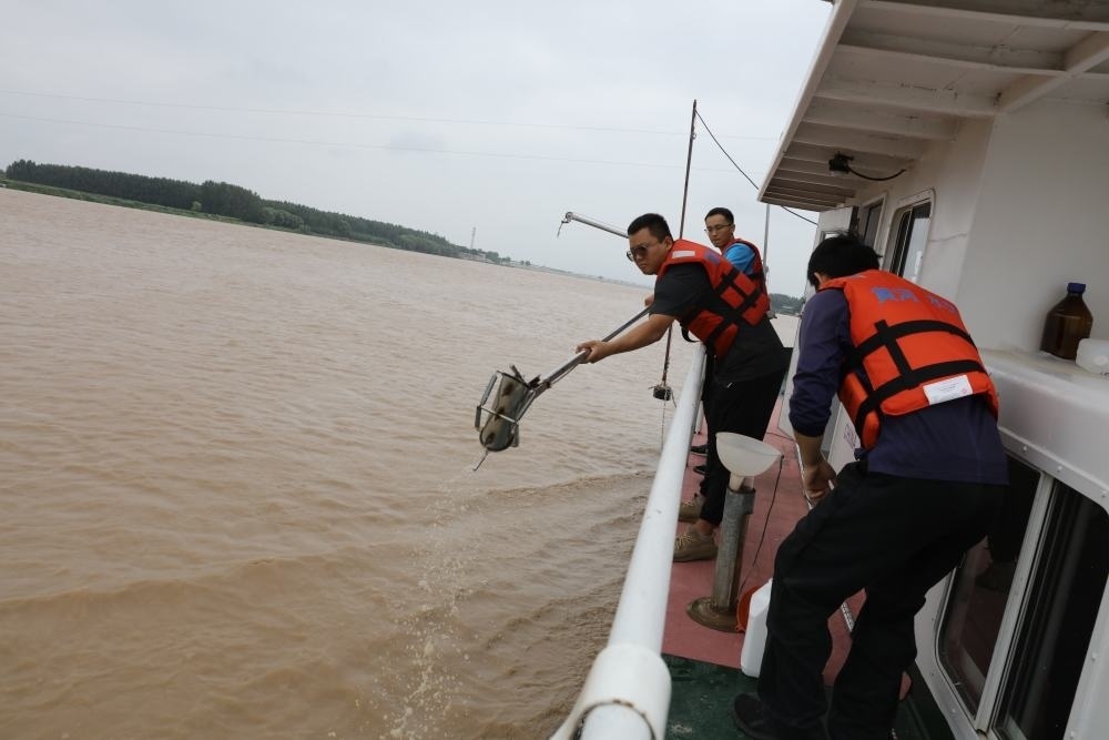2023年6月29日，調(diào)水調(diào)沙期間，黃河下游利津水文站工作人員在進行取沙作業(yè)。新華社記者 劉詩平 攝