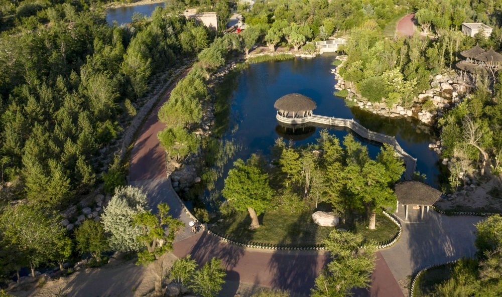 坐落在寧夏銀川市賀蘭山腳下的賀蘭山運動休閑公園（2021年5月27日攝，無人機照片）。這里曾是一片砂石采礦塌陷區(qū)，當?shù)赝ㄟ^植被景觀再造、水系建設、現(xiàn)代管網(wǎng)鋪建等手段，重新利用廢石、廢坑及各類廢棄建筑材料，把這里變成一座免費開放的主題公園。新華社記者 馮開華 攝