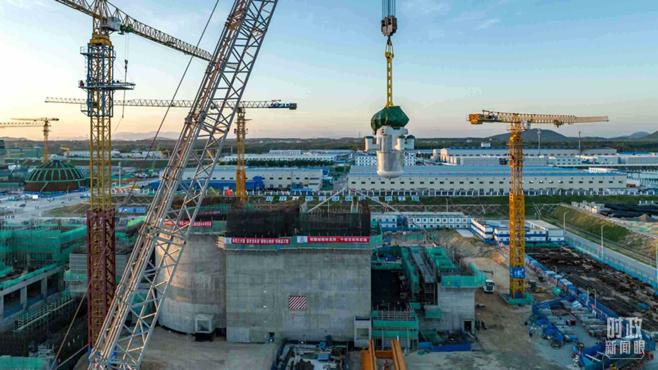 △8月10日，由中國第一重型機(jī)械股份公司承制的玲龍一號反應(yīng)堆核心模塊“玲龍之心”成功吊裝。（圖/國務(wù)院國資委網(wǎng)站）