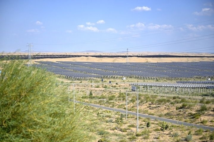 這是2023年8月24日拍攝的內(nèi)蒙古鄂爾多斯市達拉特光伏基地。新華社記者 賀書琛 攝