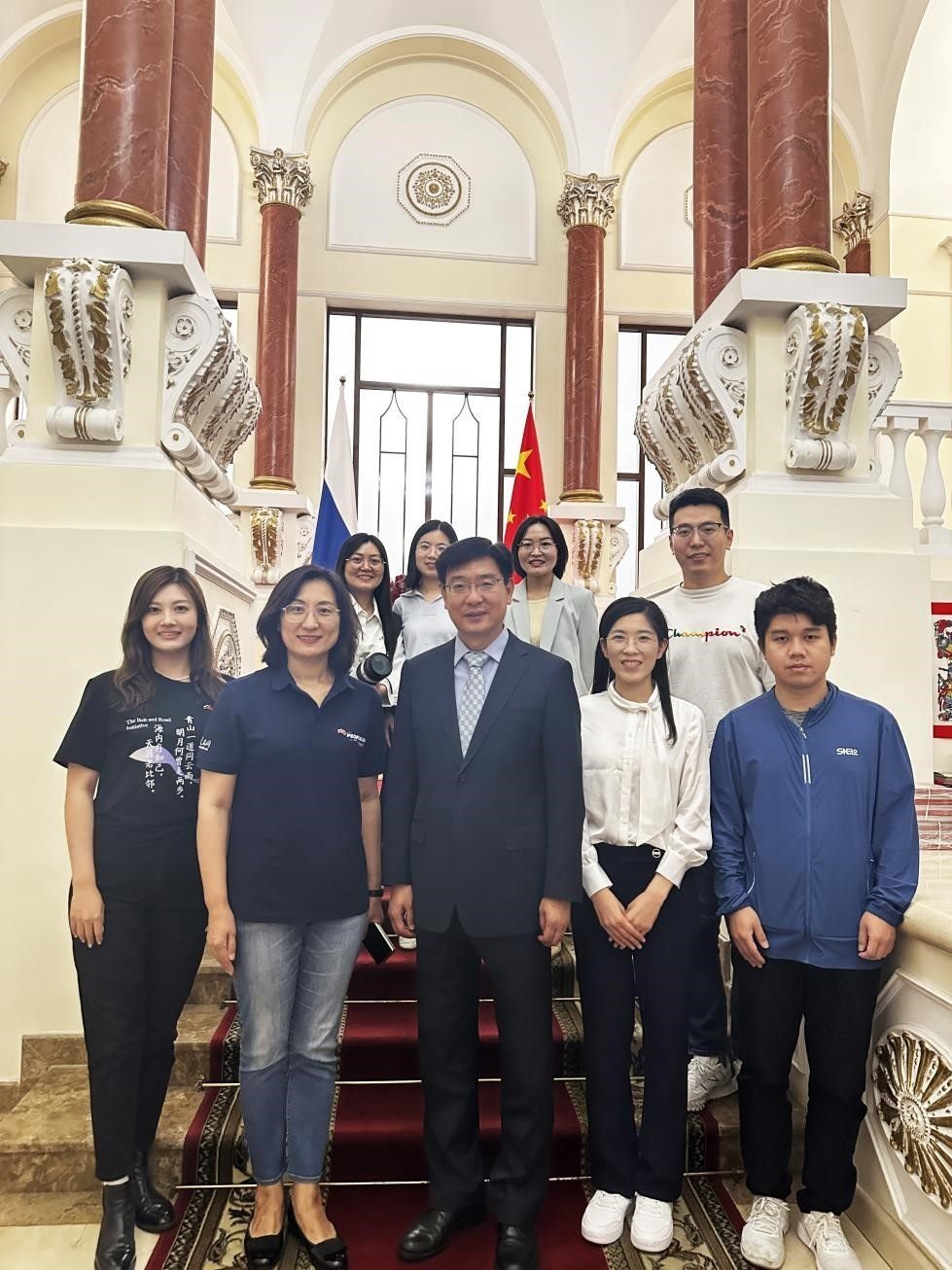 中國(guó)駐俄羅斯大使館公使銜文化參贊、莫斯科中國(guó)文化中心主任封立濤（前排中）與人民網(wǎng)記者合影。