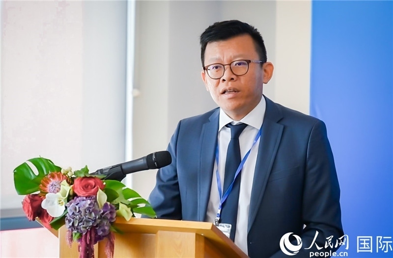 圖為中遠海運(歐洲)公司副總裁李震宇致辭。人民網 郭錦標攝