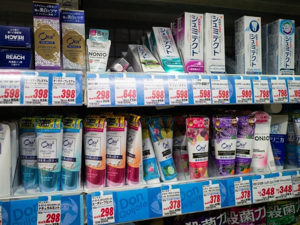 這是8月16日在日本東京新宿一商場拍攝的貨架。新華社記者張笑宇攝