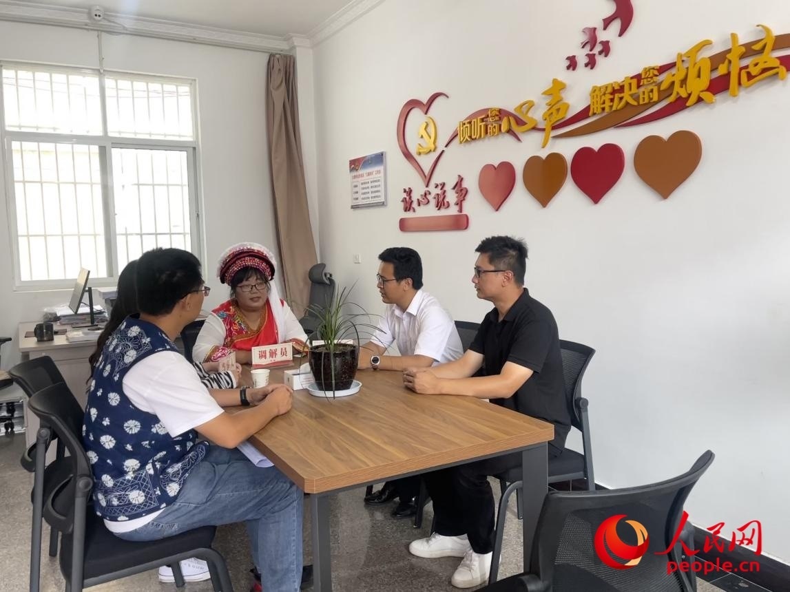 李雪娟（右三）和群眾交流。人民網 周靜圓攝