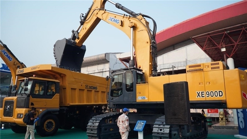徐工集團展出的90噸礦用挖掘機與80噸自卸車。石偉攝影