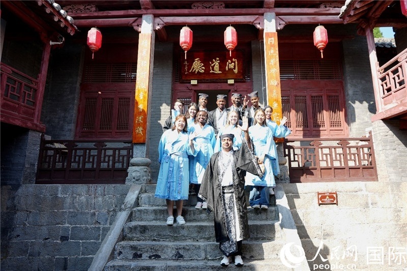 圖為選手們在海會書院內(nèi)合影留念。人民網(wǎng) 盧鵬宇攝