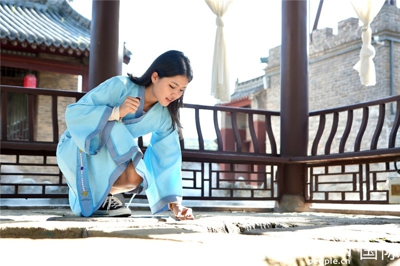 圖為選手在“曲水流觴亭”將“桃心”蠟燭放入渠中。人民網(wǎng) 盧鵬宇攝