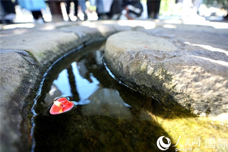 圖為水渠里流過的“桃心”蠟燭。人民網(wǎng) 盧鵬宇攝