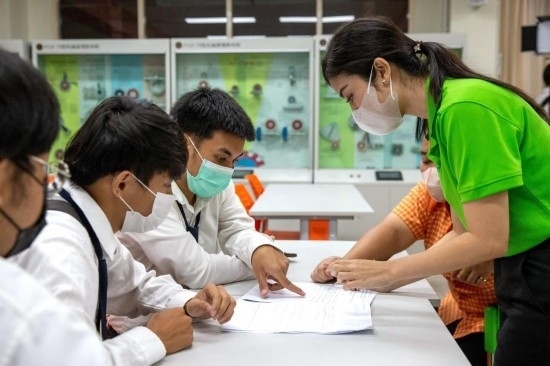 3月14日，在泰國(guó)大城府大城技術(shù)學(xué)院魯班工坊，教師（右一）給學(xué)生上課。新華社記者 王騰 攝