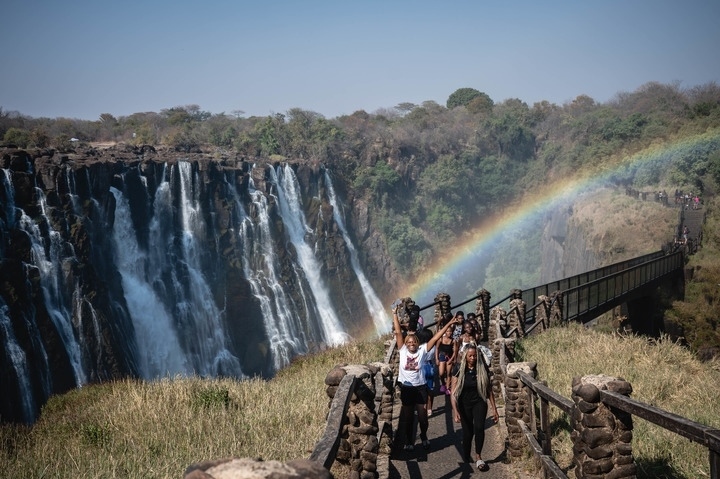 8月21日，游客在贊比亞觀賞維多利亞瀑布景色。