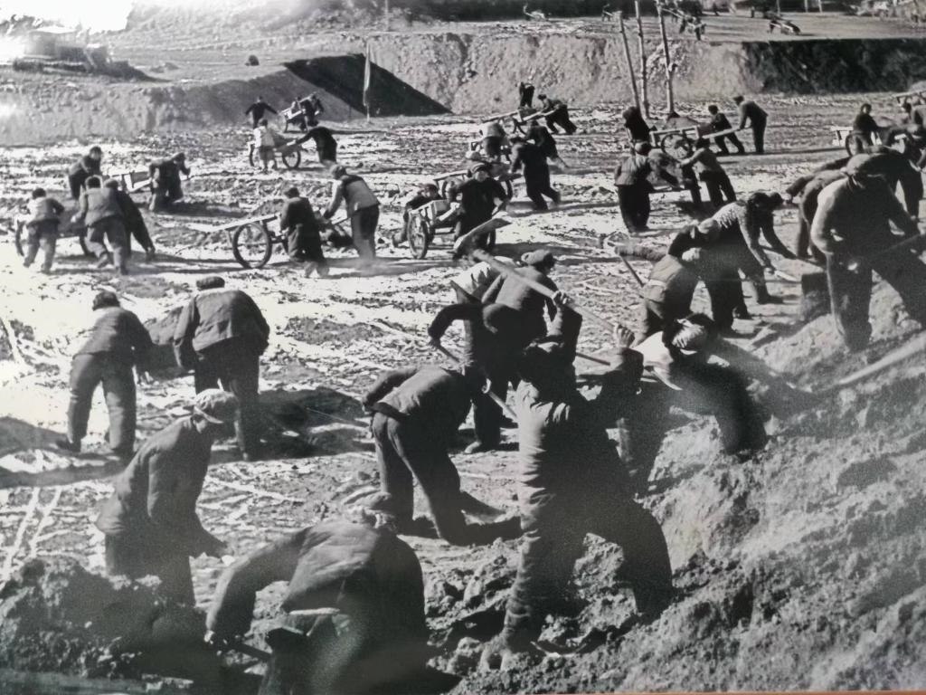 20世紀(jì)70年代，高西溝人治理水土流失場(chǎng)景。（資料圖片）