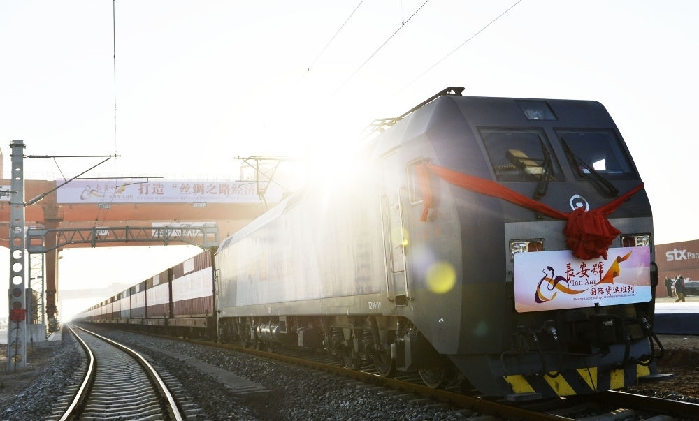 2013年11月28日，首趟由西安發(fā)往哈薩克斯坦阿拉木圖的長(zhǎng)安號(hào)國(guó)際貨運(yùn)列車等待出發(fā)。新華社記者 劉瀟 攝