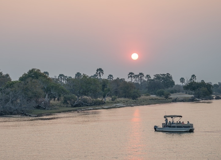 8月23日，在贊比亞拍攝的贊比西河上的游船。