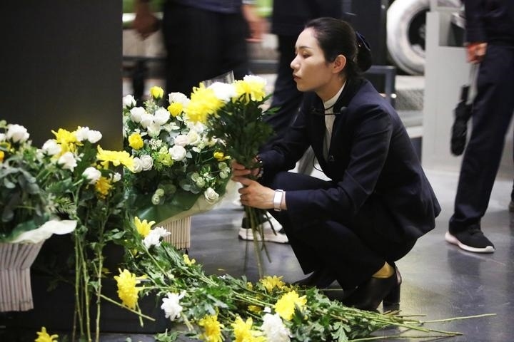 9月18日，工作人員在侵華日軍第七三一部隊罪證陳列館整理花束。新華社記者 石楓 攝