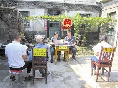 圖②：法庭在農(nóng)家小院開展巡回審判。