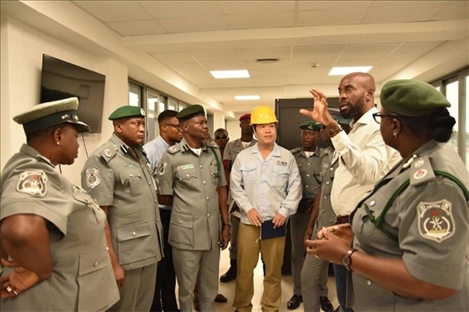 萊基港員工向海關(guān)工作人員講解掃描儀使用方法。受訪者供圖