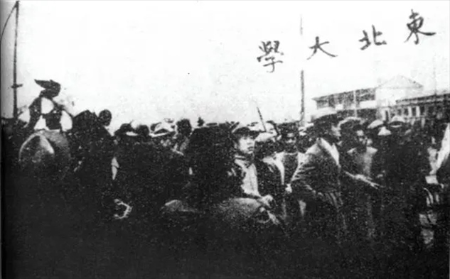 △東北大學學生走在一二·九請愿游行隊伍最前列。