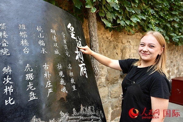 選手金雪花（波蘭）在古堡內(nèi)留影。人民網(wǎng) 盧鵬宇攝