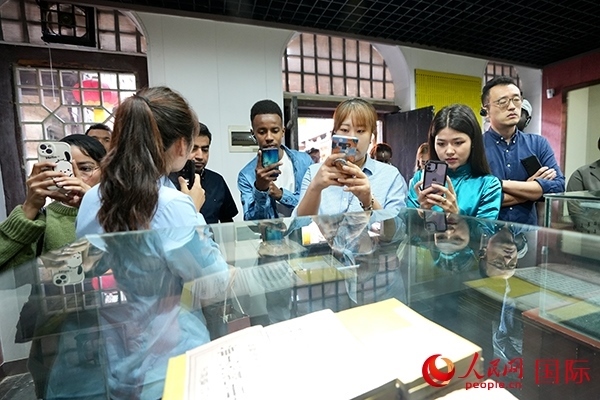 選手們認真聆聽導(dǎo)游講解。人民網(wǎng) 盧鵬宇攝