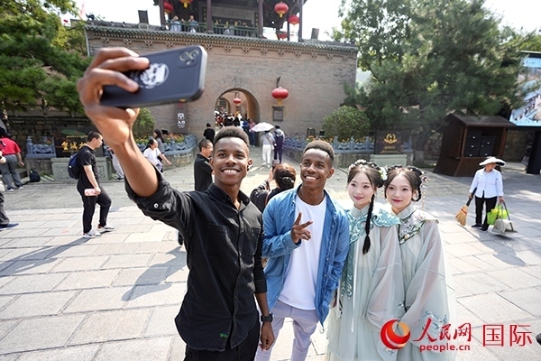 兩對雙胞胎偶遇合影。人民網(wǎng) 盧鵬宇攝