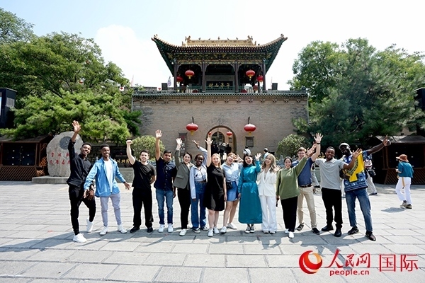 選手們在御書樓前合影。人民網(wǎng) 盧鵬宇攝