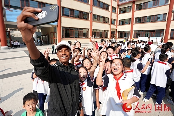 選手和學(xué)生們合影。人民網(wǎng) 盧鵬宇攝