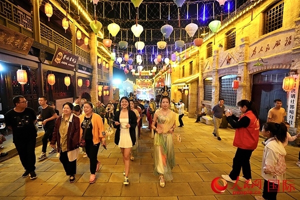 選手體驗(yàn)古城巡游。人民網(wǎng) 盧鵬宇攝