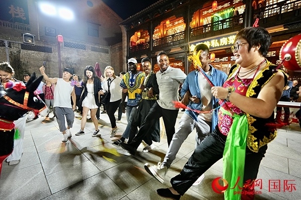 選手們和演員們一起載歌載舞。人民網(wǎng) 盧鵬宇攝