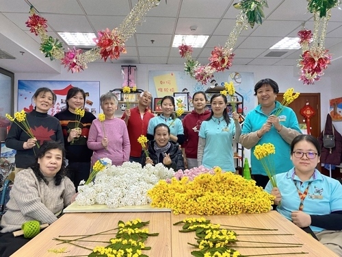 唐占鑫帶領(lǐng)團(tuán)隊(duì)為2022年北京冬奧會(huì)和冬殘奧會(huì)制作頒獎(jiǎng)花束。受訪者供圖