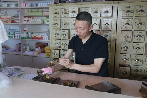 馬啟紅為病患精心配藥。受訪者供圖