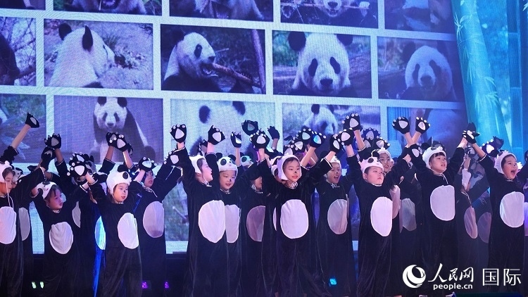 小演員們上演《歡樂功夫熊貓》。人民網(wǎng) 蔣曉辰攝