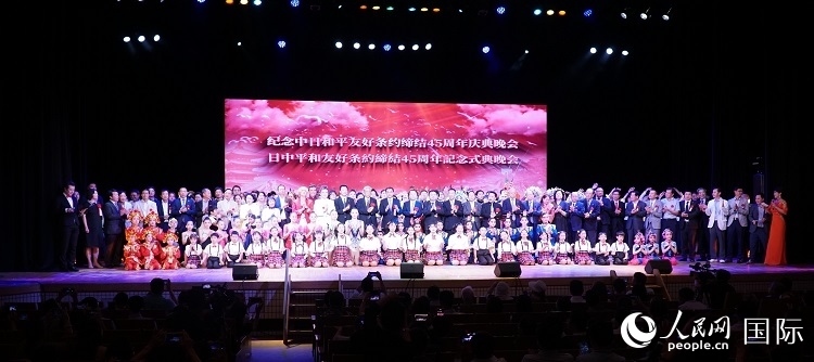 出席晚會的嘉賓與演員合影留念。人民網(wǎng) 蔣曉辰攝