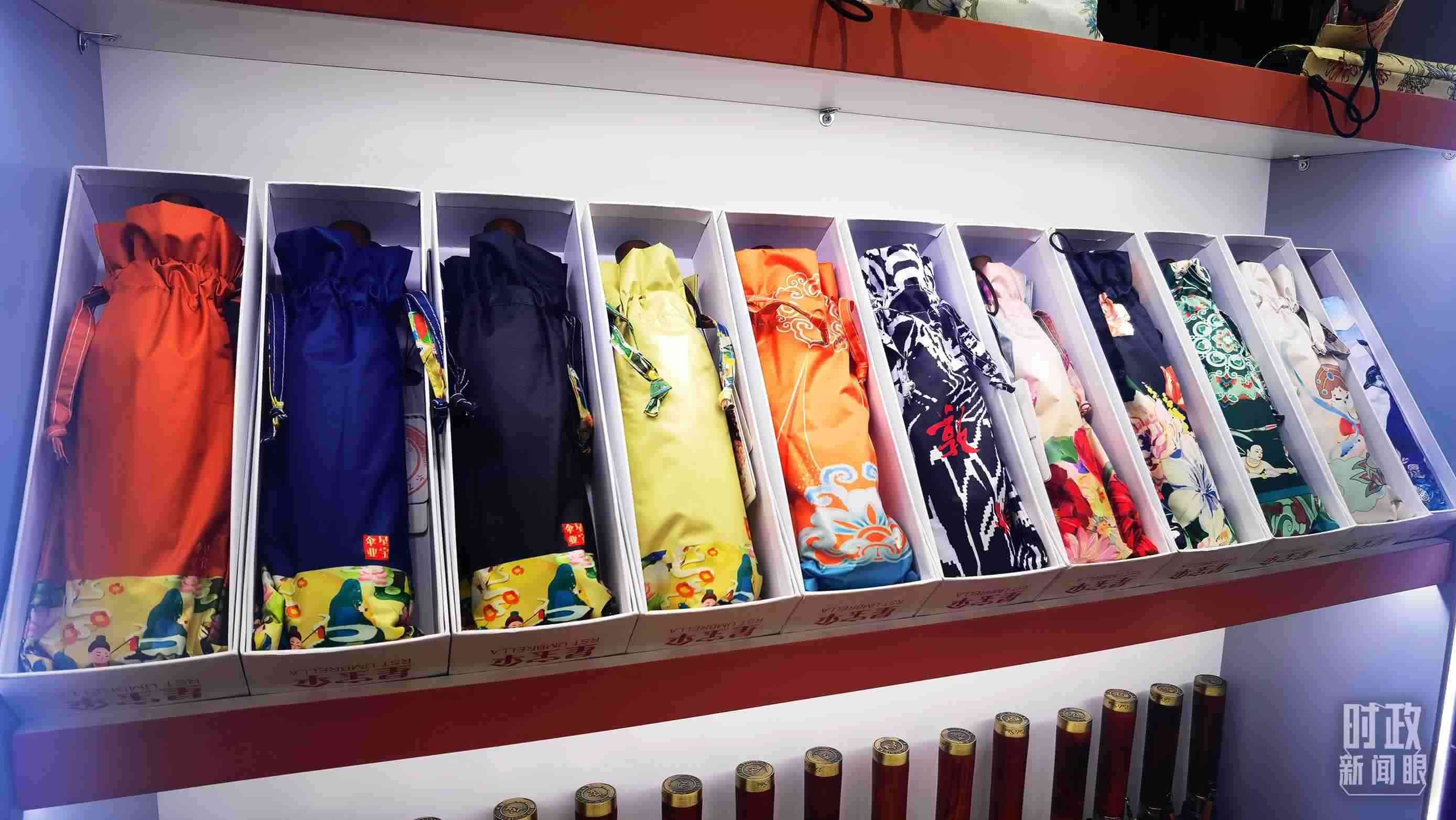 △商貿城內的一家傘鋪，貨架上擺放著包裝精美的雨傘。（總臺央視記者范學禹拍攝）