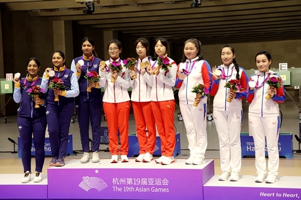 9月24日，杭州亞運會射擊女子10米氣步槍團體賽頒獎儀式。人民網(wǎng)記者 胡雪蓉攝