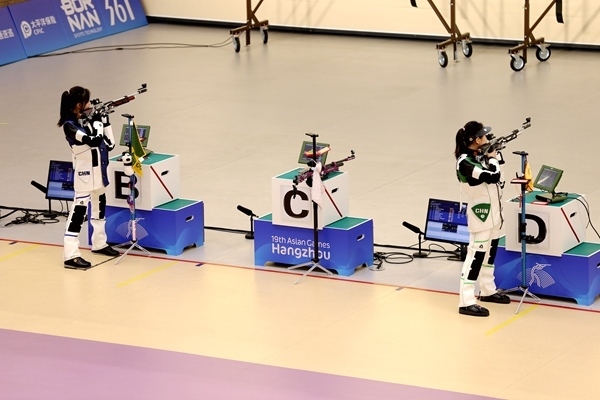 黃雨婷(左)、韓佳予在女子10米氣步槍個人賽比賽中。人民網(wǎng)記者 胡雪蓉攝