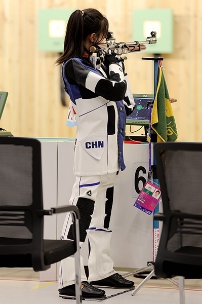 9月24日，黃雨婷在女子10米氣步槍團體賽比賽中。人民網(wǎng)記者 胡雪蓉攝